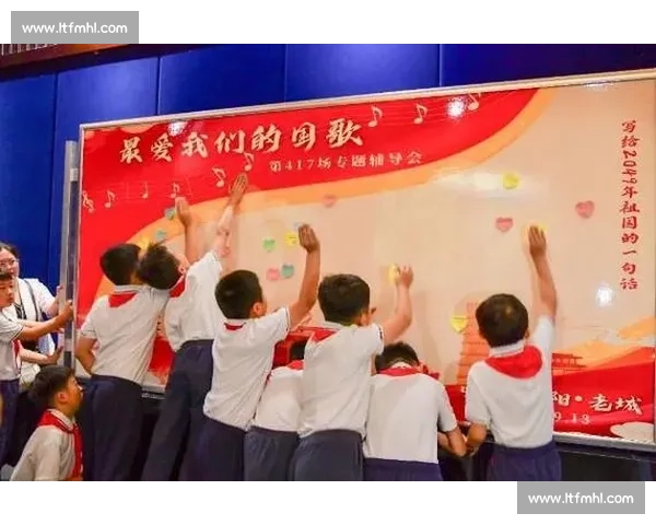 国歌奏响时，他们用身体为孩子撑起晴空